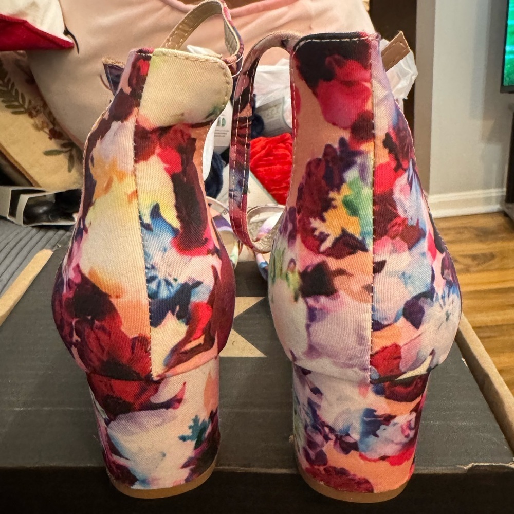 Dream Pairs Multicolor Floral low chunk Heels, size 10 - Picture 4 of 5